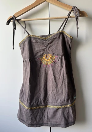 Topp  med broderi - Superfin topp med fint broderi! Skickar samma dag som köp. Ställ gärna frågor💘 Storlek 1 motsvarar ungefär S/XS!