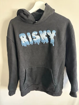 Risky hoodie - Säljer en risky hoodie I strlk M