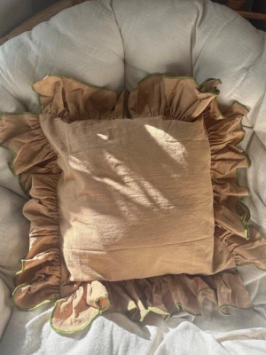 2 st Kuddfodral volang coquette bomull - Riktigt fina kuddfodral med volanger i färgen Khaki 🎀  Säljer 2 st fodral för 349 kr Helt nya 100% Bomull 45x45 cm