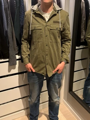Pull & Bear overshirt - Riktigt snygg grön overshirt från Pull & Bear. Storleken är M. Tveka inte på att höra av dig vid eventuella frågor och funderingar!😊✌️