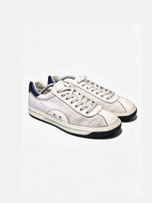 Vita sneakers från Polo Ralph Lauren - Snygga vita sneakers från Polo Ralph Lauren med klassisk låg profil. Skorna har ovandel i läder och textil, vita snören och diskret logga på plösen. Yttersulan är vit med en mörkare rand. Perfekta för en stilren och avslappnad look.