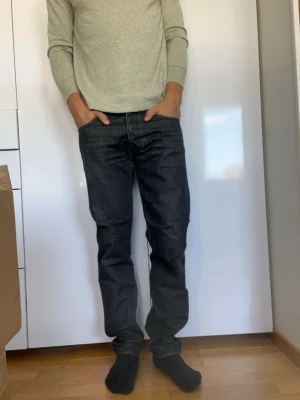 Svarta  jeans från Tiger Of Sweden - Svarta  jeans från Tiger Of Sweden. Strl 31/32. Modellen är 178 cm och väger 77 kg. Hör gärna av dig vid frågor!