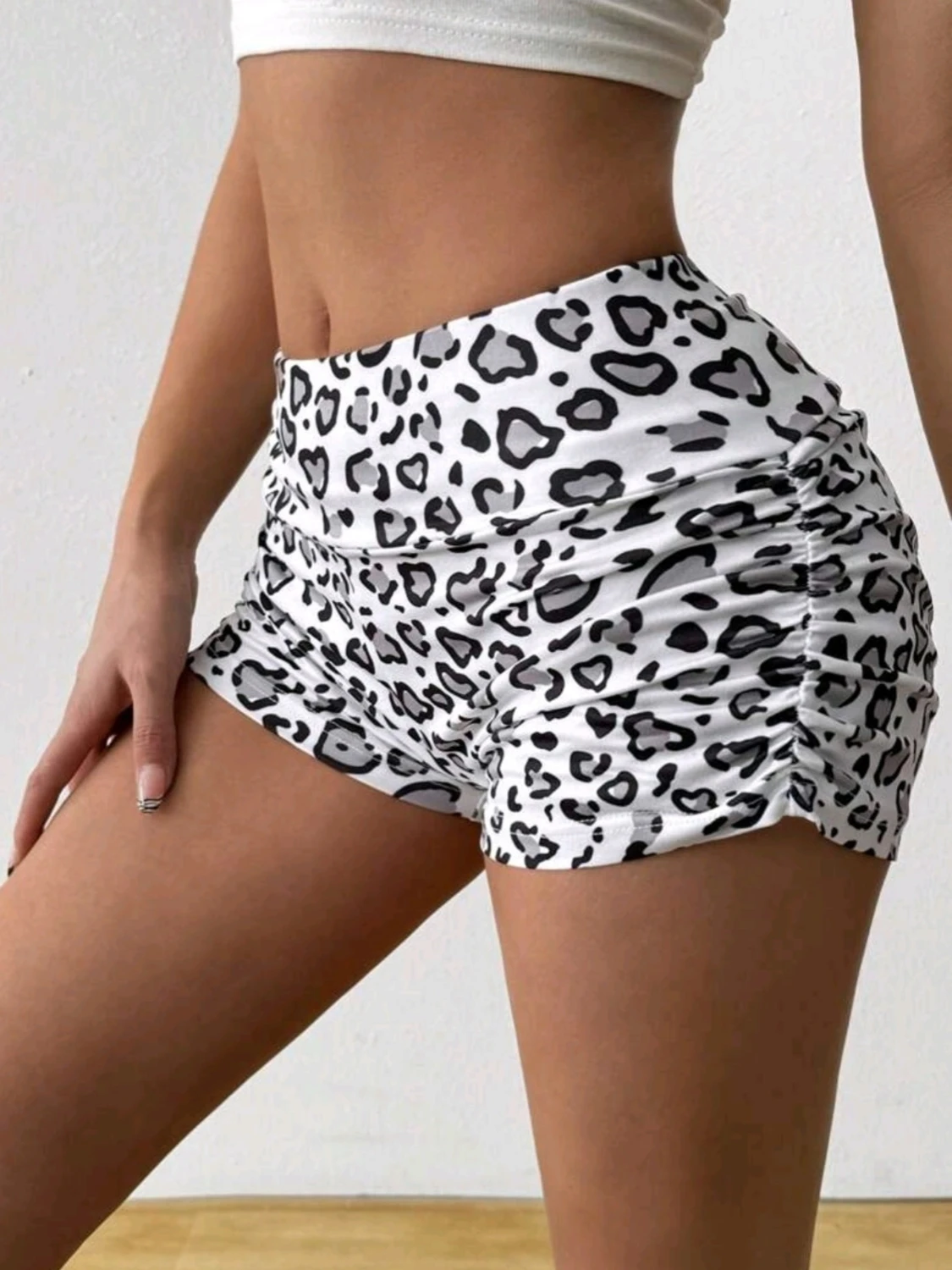Vita leopardmönstrade shorts