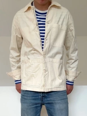 Vit overshirt - Vit overshirt i strl S. Bra skick utan nåra defekter och hör gärna av er vid frågor elr funderingar!!