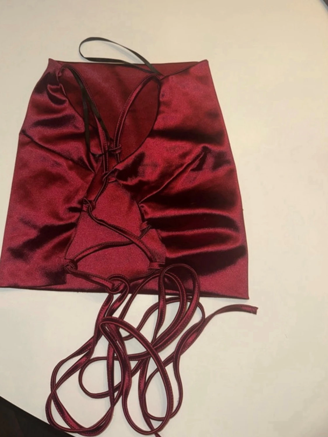 Vinröd satin bandeau topp med snörning - 1