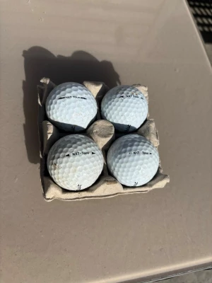 FÖRST TILL KVARN! Titleist NXT Tour 4-Pack. C-klass/ övningsbollar  - Titleist NXT Tour 4-pack/ övningsbollar! Fortfarande helt 100 % speldugliga bara det att dem har missfärgningar och små märken på vissa ställen! Sjukt bra pris för dig som vill ha bollar som går att slå iväg och inte svider i plånboken när du köper!