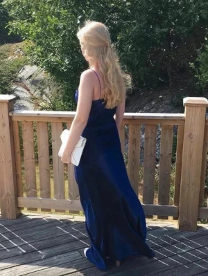 Balklänning - Säljer min otroliga balklänning ifrån Lulu Fl'h, som används 1 gång.  Nypris låg på runt 2,5 tusen.   Klänningen har ett fint skimmer, se bild 2 & är en storlek XS i mycket gott skick.   Pris kan diskuteras.   Medföljer även en ”scarf” / poncho som tillhör klänningen som man kan ha på axlarna eller dylikt.