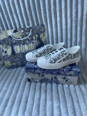 Walk N Dior Damskor - Superfina skor från Dior 💕| Modellen heter Walk N Dior | Storlek 38 | Låda & påse ingår ✅| Bara o skriva vid fråga eller annat 😊