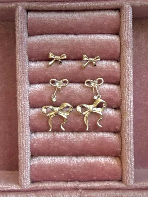 Handgjorda Rosett Örhängen S925 - Handgjorda örhängen i 925 sterling silver✨ Vattentåliga och allergivänliga!🌊🫶🏼Skriv vilken av dem du vill köpa om du köper, alla kostar lika mycket.