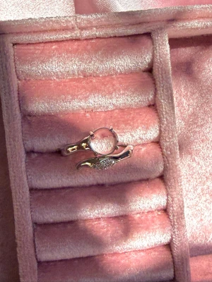 Ring med Glas - Handgjord ring i stainless steel, justerbar storlek, allergivänlig, vattentålig och färgar inte av sig! 🫶🏼🌊☀️ 