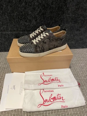 Christian Louboutin skor - Hej, säljer nu dessa svin snygga Loubs skor. Skorna är i mycket bra skick!  Begränsat antal boxar och dustbag. Hör av dig vid frågor. 