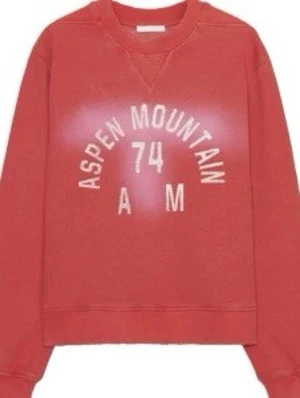 Röd sweatshirt Aspen Mountain - Cool röd sweatshirt med trycket 'Aspen Mountain 74 AM' i vitt framtill. Tröjan har rund hals, långa ärmar och avslappnad passform. Perfekt till jeans för en avslappnad look.