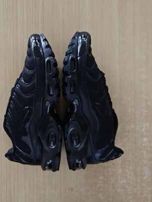 Nike Air Max Plus Triple Black - Säljer ett par Nike Air Max Plus i färgen Triple Black. Skorna har en chunky sula med synliga Air-enheter, mesh och syntetiska överdrag samt Tn-logga på hälen. Riktigt stilrena sneakers med sportig vibe och helsvart look.