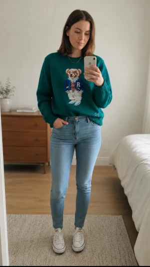Grön stickad tröja Polo Ralph Lauren - Mörkgrön stickad tröja från Polo Ralph Lauren med ikonisk björn på bröstet. Tröjan har rund halsringning och ribbade muddar. Björnen bär blå jacka och rödrandig tröja. RL-broderi nertill. Perfekt för dig som gillar klassisk preppy-stil.