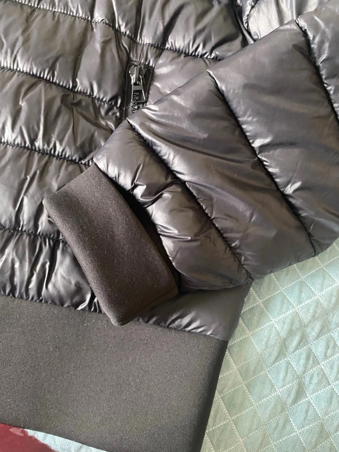 Svart quiltad pufferjacka med huva - 1