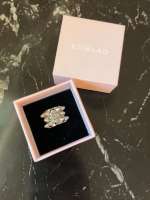 Silvrig nit ring från Edblad - Trendig silverring från Edblad ❤️