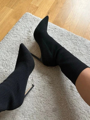 Svarta boots, dansklackar - Snygga svarta stövletter med spetsig tå och hög stilettklack. Skorna är i stretchigt stickat tyg som sitter tight runt benet. Jag har endast använd de 4 gånger på heels dansklasser!