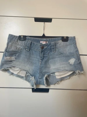 Ljusblåa gina shorts - Säljer ett par ljusblå jeansshorts från gina tricot. Klassisk femficksmodel med ”stenar”.  Nästan helt oanvända då de är lite förstora för mig. Storleken är lite stor så skulle säga att dem passar s/m!!💕