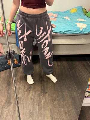 Gym mjukisbyxor - Säljer mina mjukisbyxor som jag brukade gymma i, supercoola. Säljer då jag köpt nya som jag föredrar🫶  Storlek L  Gym sweats sweatpants mjukis