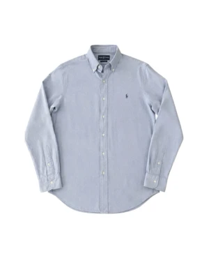 Ljusblå skjorta från Polo Ralph Lauren - Klassisk ljusblå skjorta från Polo Ralph Lauren med button-down krage och broderad logga på bröstet. Tillverkad i 100% bomull och har långa ärmar samt knäppning framtill. Perfekt för en clean och stilren look. Skriv vid storlek 