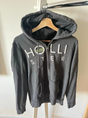 Vintage zip-tröja från Hollister - Fet zip hoodie från Hollister i grå färg, storlek S. Mycket bra skick. Skriv vid eventuella funderingar😁 fraktar inom 1-2 dagar