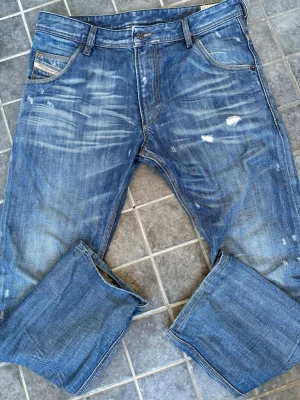 Diesel jeans - Ett par diesel jeans i storlek 32/32, regular/straight fit bra skick med snygga slitningar