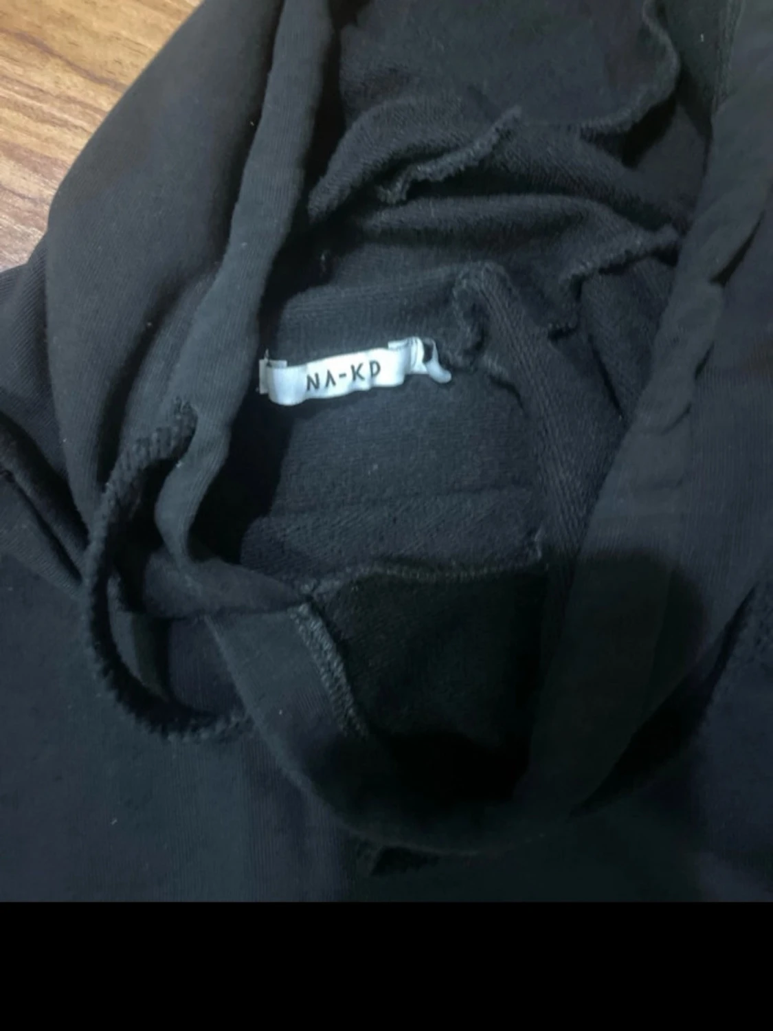 Svart cropped hoodie med dragsko - 2