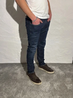 Replay jeans  - Ett par snygga jeans från Replay i storlek W32 L36 i modellen Anbbas 