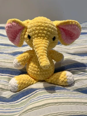 Gul virkad elefant💛 - Supersöt virkad elefant i gul med rosa och vita detaljer! Blev en liten omgång i väntan på vitt garn till student-hängena🌸🐘💛