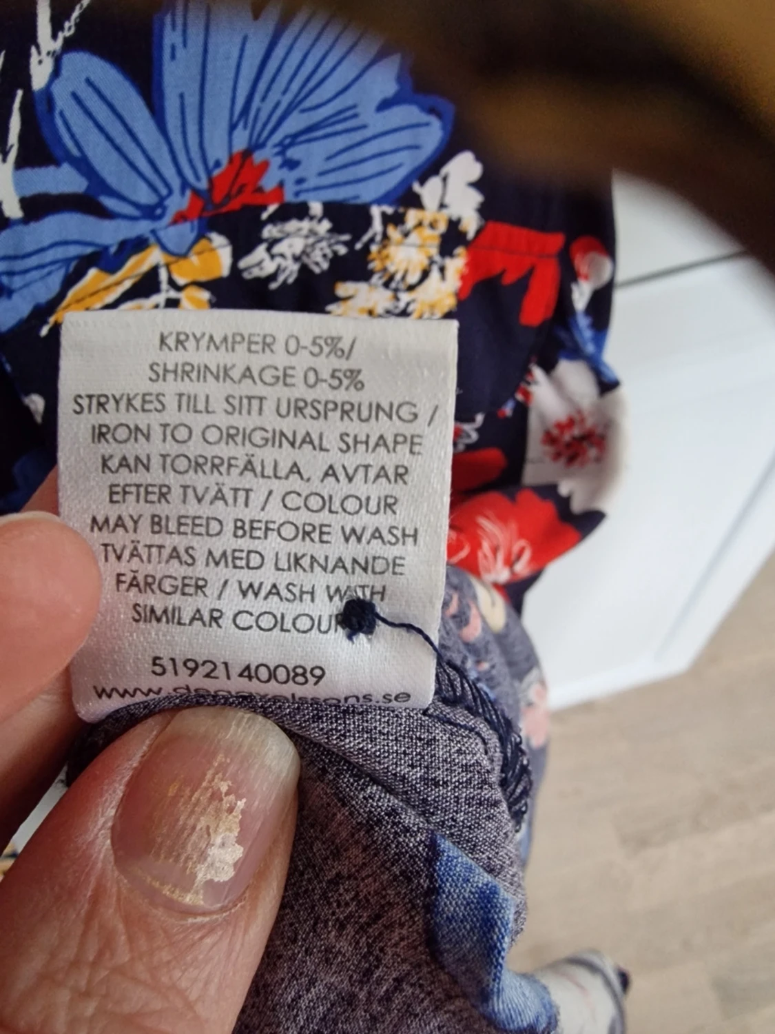 Blommig blus i marinblått - 5