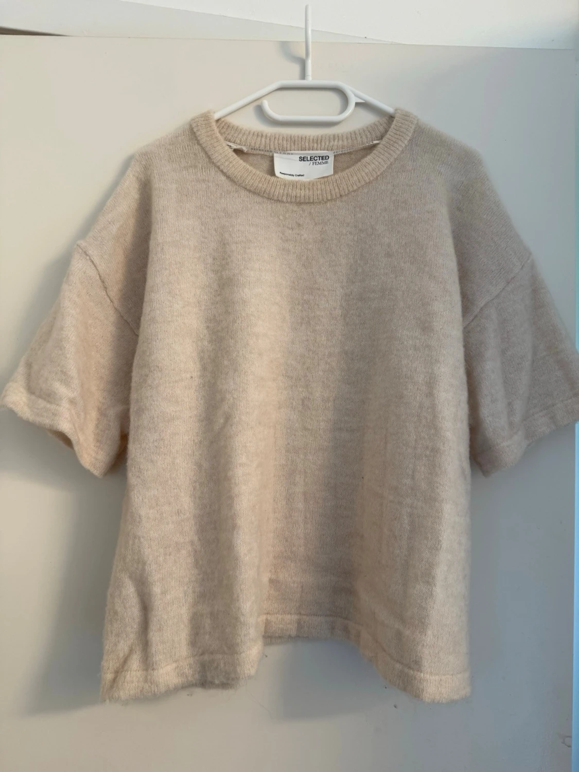 Beige stickad t-shirt från Selected femme