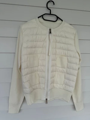 Vit cardigan för dam - Cardiganen är helt ny och passade tyvärr inte. Storlek S, och så himla snygg!! materialet är så skönt, snygg stickad cardigan perfekt till vår o kyliga sommarkvällar!! 