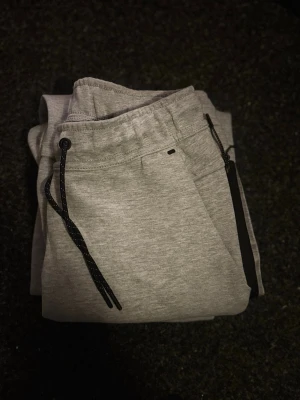 Grå nike tech - Använd en gång så är i bra skick. Nypris 1200kr. Du betalar frakten.                                                                      Det är bara att höra av sig om du har funderingar🤗