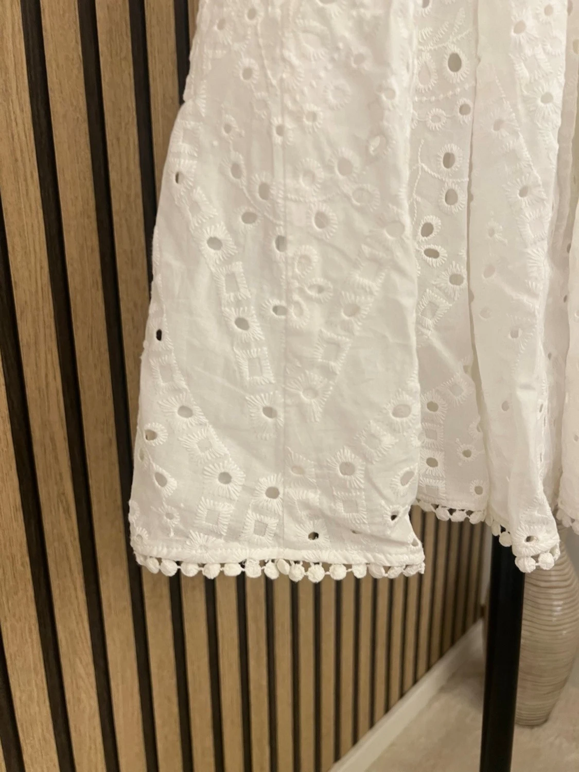 Vit broderad sommarklänning med knyt - 3