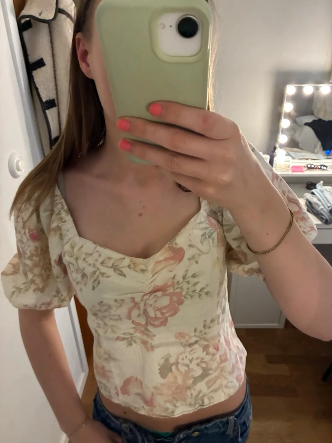 Blommig puffärm blus i pastell
