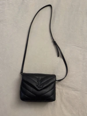 Svart väska  - Snygg väska, kan tyvärr inte garantera äktheten då jag bara fick med dustbagen! Super bra skick och jätte fin classy väska 