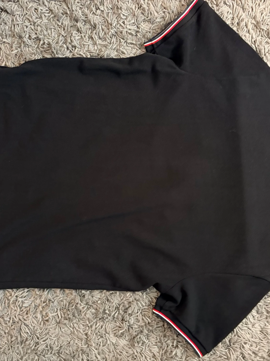 Svart Moncler pikétröja med röd/vit kant - 2