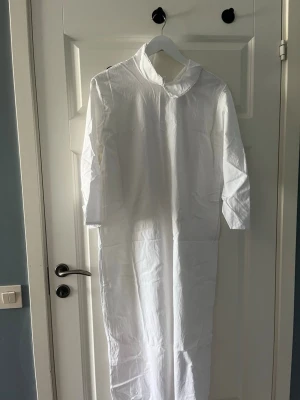 Lucia linne - Klassiskt Lucia linne i lång modell med enkel krage och långa ärmar. Tillverkat i ett lätt och luftigt tyg, Stilren och tidlös design som passar de flesta.