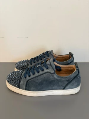 Christian Louboutin Skor - Sjukt feta Christian Louboutin skor i storlek 39.5 sitter som 40,5-41. Skicket på skorna är 8.5/10. Dessa är sjukt ovanliga och säljs inga längre. Inget og fås med endast skorna och dustbag, skriv jätte gärna om mer bilder på skorna. MVH-Marko 