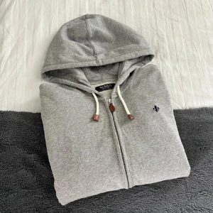 Morris Grå Ziphoodie - Riktigt fet och eftertraktad zip Hoodie från Morris. Storlek M. Bild nummer 2 är lånad. Fint skick, härlig och mjuk hoodie. Hör gärna av er vid funderingar🙌🏻🙌🏻