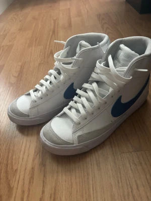 Nike blazers blå och vit - Nike blazers med blå like märke. Använt en gång helt nya annars. 
