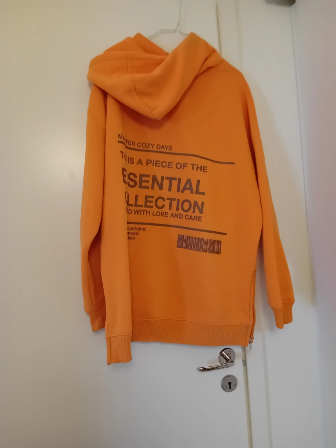 Orange hoodie med tryck på ryggen - 1