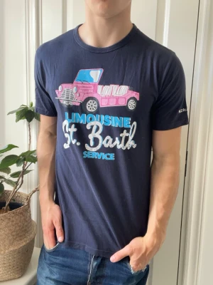 Mc2 saint barth t shirt  - Mc2 saint barth t shirt, Inga defekter! Modellen i bilderna är 180 cm 75 kg och bär Storlek M, Kom med frågor! 🌟 (Kan gå ned i pris vid köp av paket 😉) 