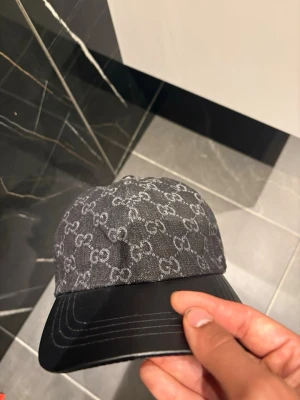 Svart keps  - Snygg svart keps 