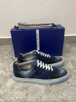  Jacob Cohën Sneakers - Helt Nya Jacob Cohen Skor || Storlek 41,5 || Nypris ca 7000kr || Mitt pris 3299kr || Box och Dustbag medföljer vid köp || Tveka inte på att höra av dig vid frågor eller funderingar 
