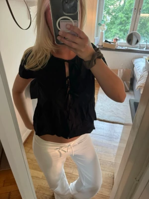 Svart kortärmad blus med snörning - Supersöt blus!