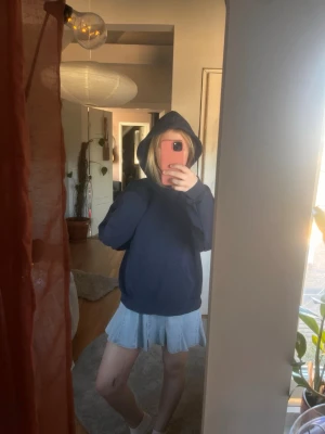 Marinblå hoodie - Säljer en marinblå hoodie från Gina i stl S. Använt ganska mycket och färgen är därför ganska urtvättad men inget man ej kan använda😌 