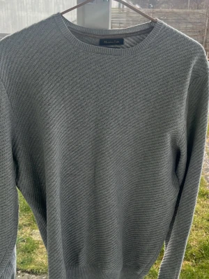 Massimo Dutti Bomull/Kashmir Finstickad Tröja - Fint skick utöver att den har krympt lite. Passar M mer. Stickad i en blandning av Kashmir och Bomull. Modellen är 178cm och väger 61kg.