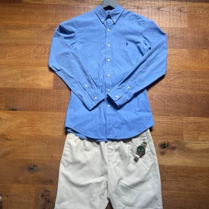 Ralph Lauren Skjorta Herr Small Blå - Säljer en ljusblå Ralph Lauren-skjorta i väldigt snygg och tidlös modell. Perfekt till både vardag, kontor och clean old money/preppy fits.                                          Kommer från ett rökfritt hem.                              Snabb leverans 📦                                              Bundledeals finns