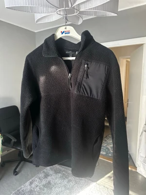 Svart fleecejacka/teddy med dragkedja - Säljer denna teddy/ fleece tröja då den ej används, nypris 500 och den är i storlek S. Använd få gånger 